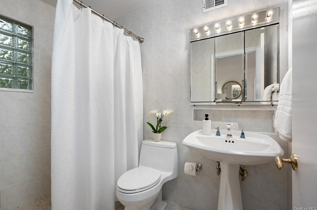 6 Pheasant Run, Larchmont NY  10538-3423 exterior