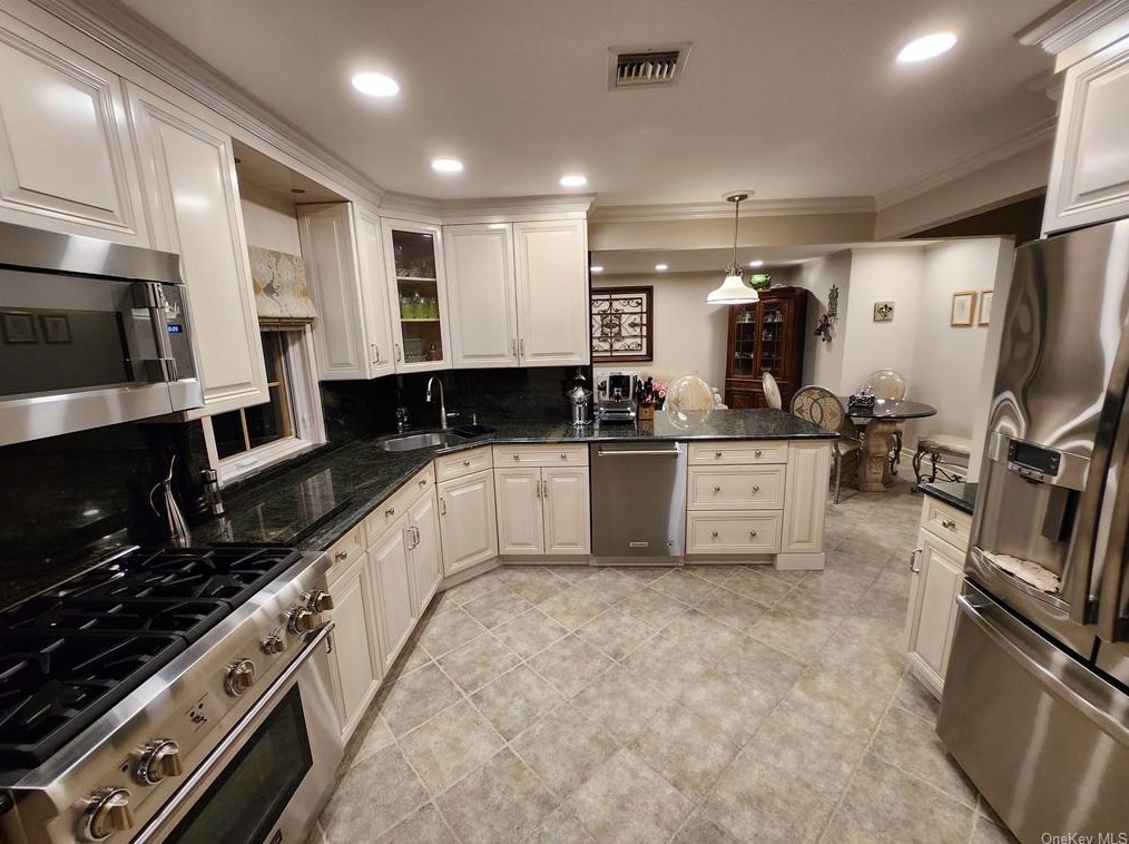 115 Harrison St, Garden City, NY 11530