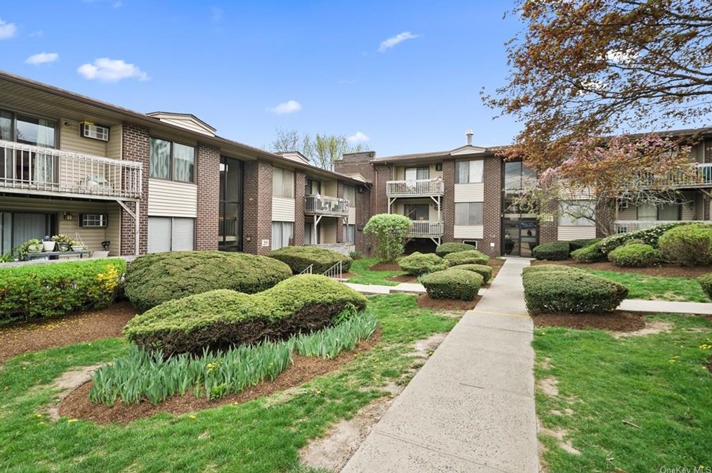 291 Country Club Ln, Mount Ivy, NY 10970