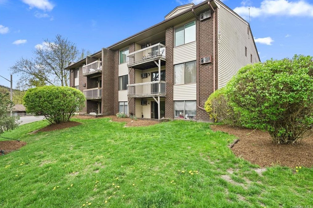 291 Country Club Ln, Mount Ivy NY  10970-2524 exterior
