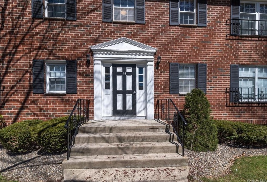 14 Milford Ln, Airmont, NY 10901