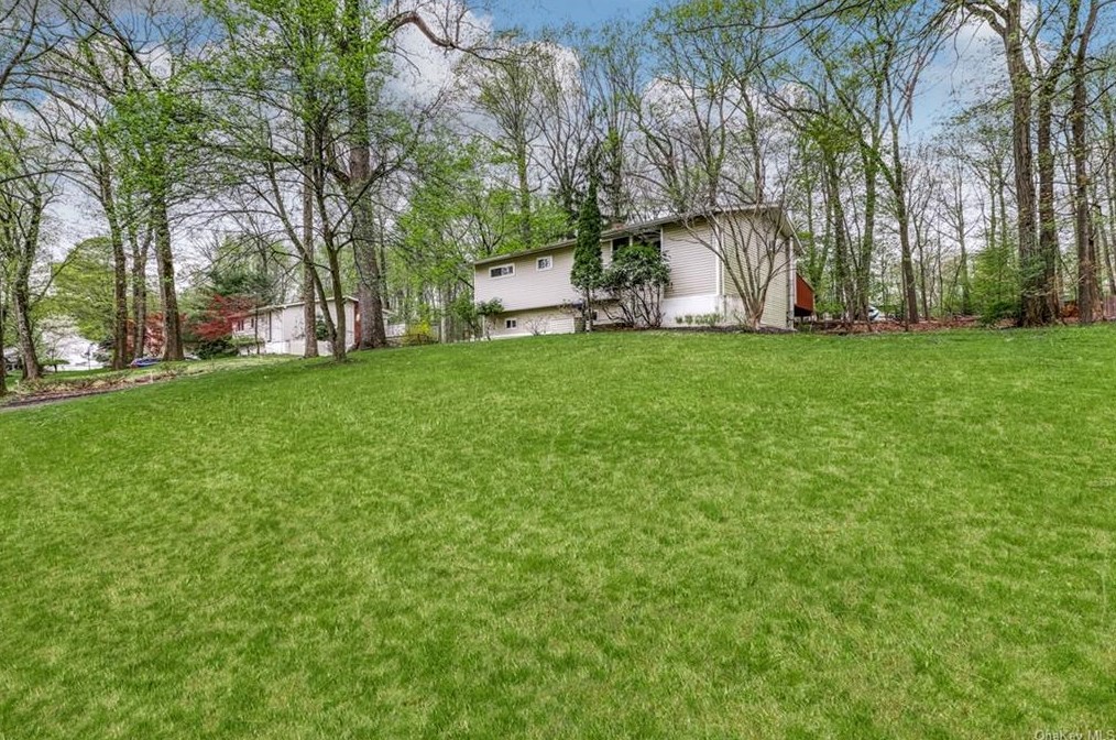 12 Hidden Glen Ln, Chestnut Ridge, NY 10952-4410