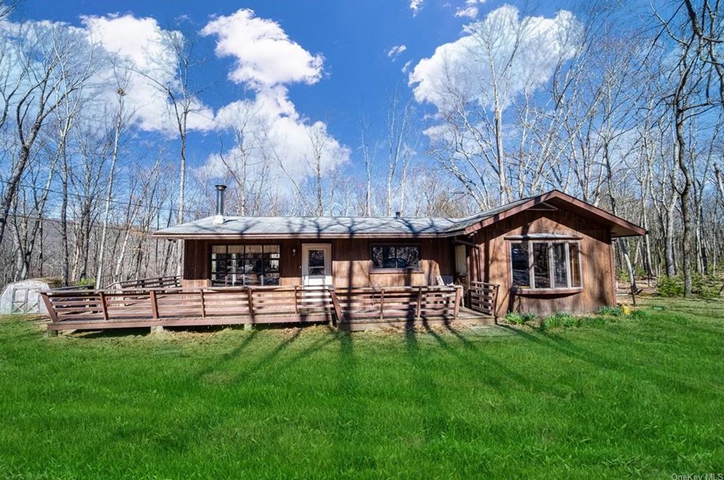 415 Peenpack Trail, Huguenot, NY 12746