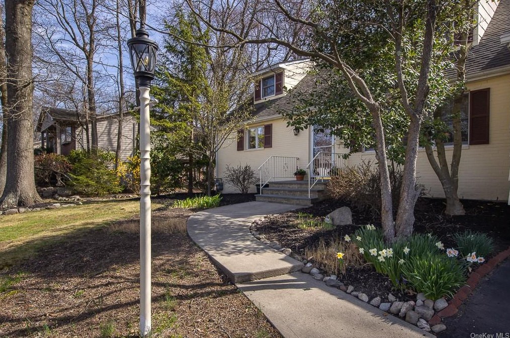 19 Roslyn Ln, New City, NY 10956-3615