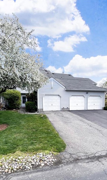 4 Teal Ct, Highland Mills, NY 10930