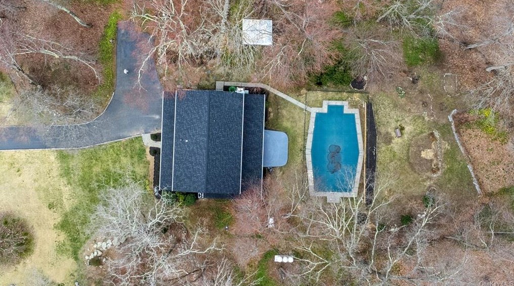 8 Lalli Dr, Katonah NY  10536-3132 exterior