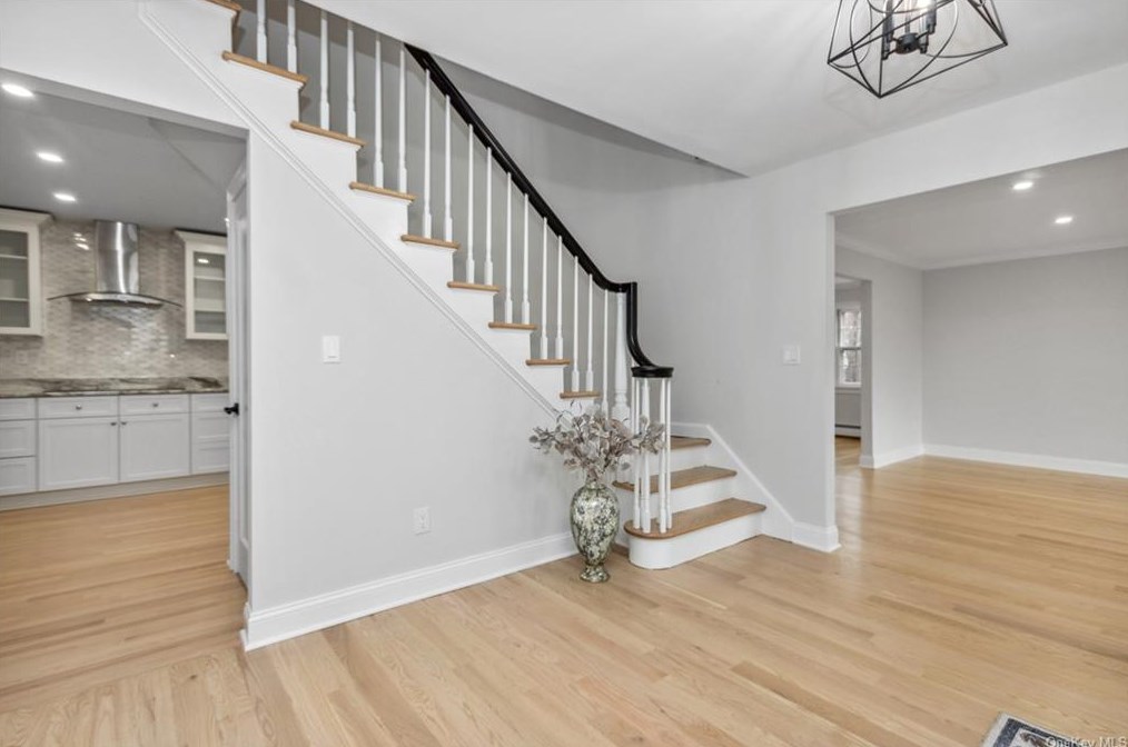 8 Lalli Dr, Katonah NY  10536-3132 exterior