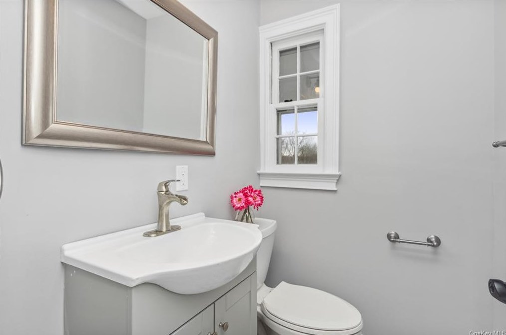 8 Lalli Dr, Katonah NY  10536-3132 exterior