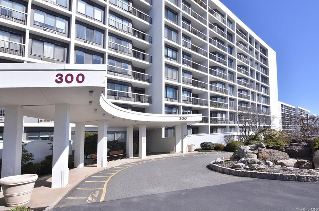 300 High Point Dr #410, Hartsdale, NY 10530
