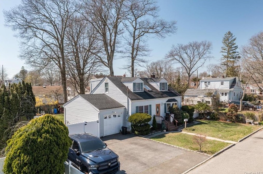 732 Glendale Rd, Babylon, NY 11704