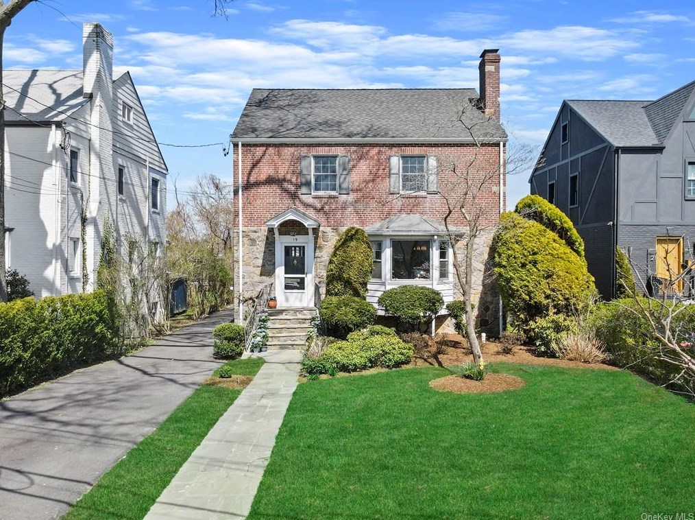 19 Old Colony Dr, Larchmont, NY 10538-3812