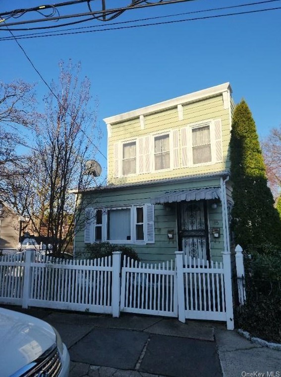 185 First St, Yonkers, NY 10704-3634