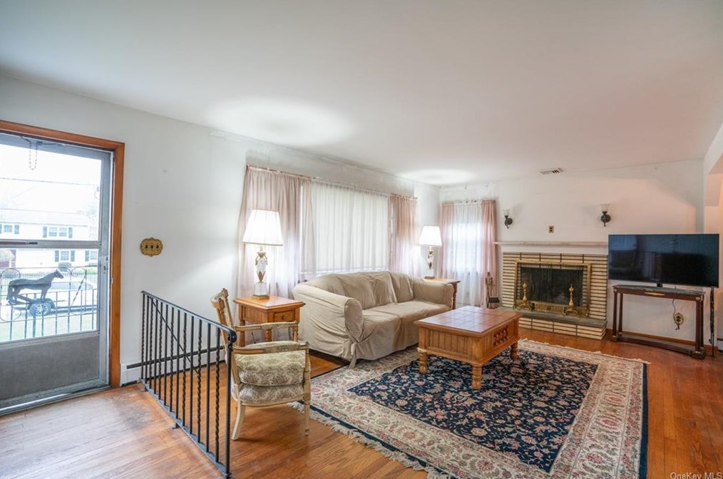 3 Boniello Dr, Mahopac, NY 10541