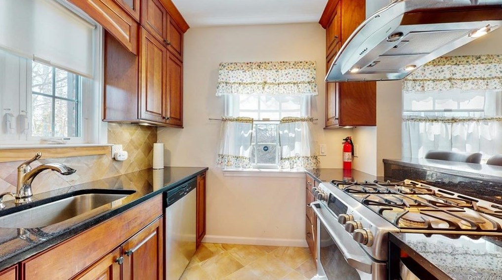 22 Ellsworth Ave, Yonkers, NY 10705-3625