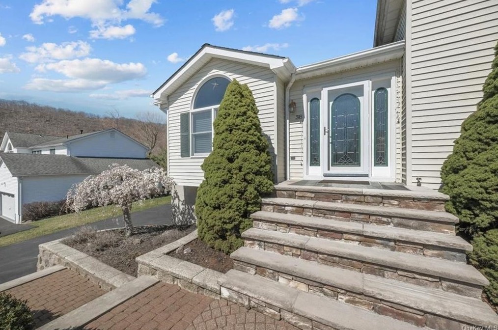 38 Liberty Dr, Highland Mills, NY 10930-3021
