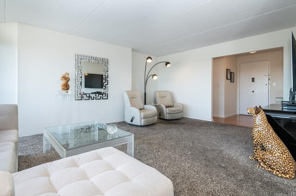 200 High Point Dr #ph13, Hartsdale, NY 10530