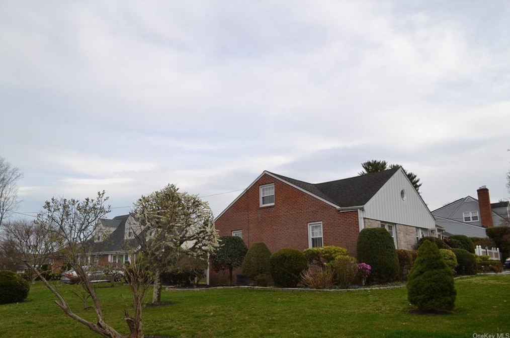 12 Fountain Dr, Valhalla, NY 10595