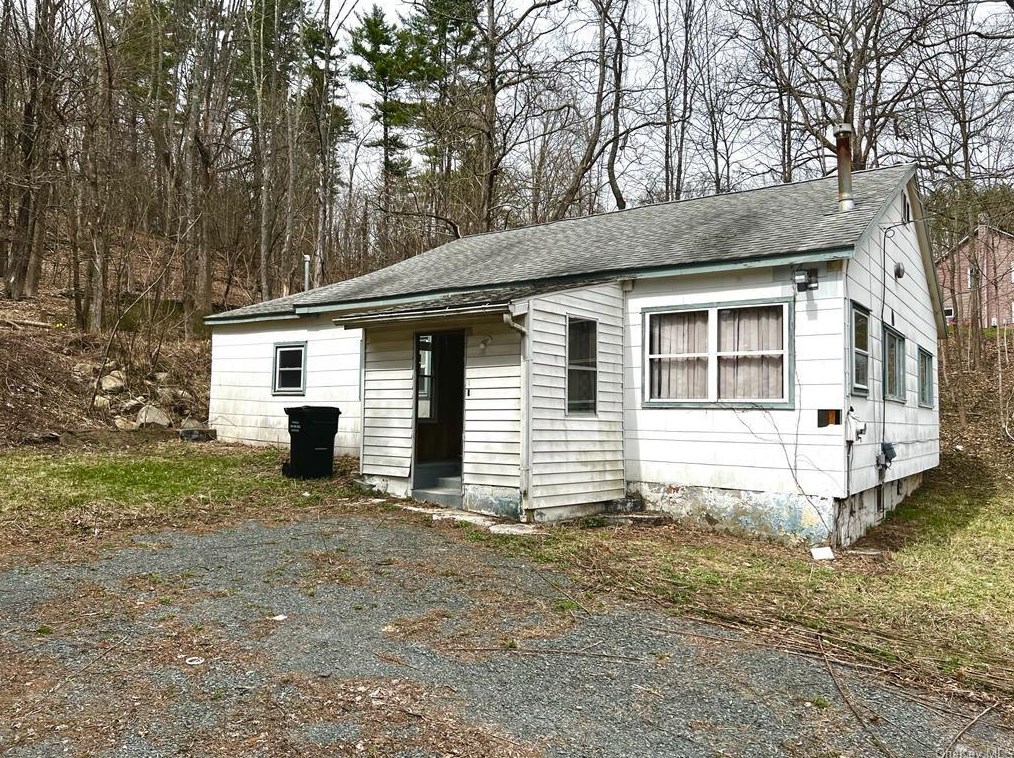 51 Ministers Flats Rd, Wurtsboro, NY 12790-2323