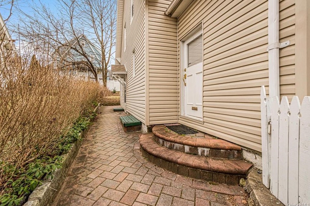 656 Midland Ave, Yonkers, NY 10704-2627