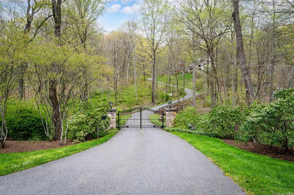 34 Glenwood Ln, Katonah, NY 10536-3839