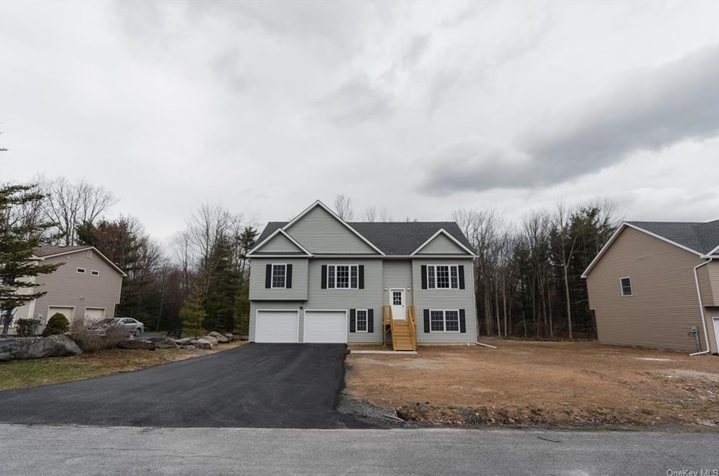 16 Picadilly Cir, Rock Hill, NY 12775-6406