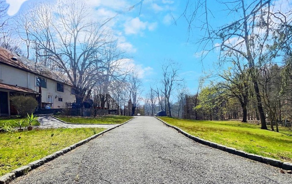 140 Crow Hill Rd, Mount Kisco, NY 10549-3800