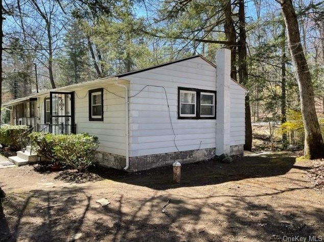 1 Lake Dr, Wurtsboro, NY 12790-6412