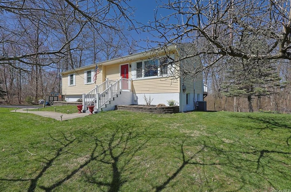 239 Bedford Ln, Fishkill, NY 12524