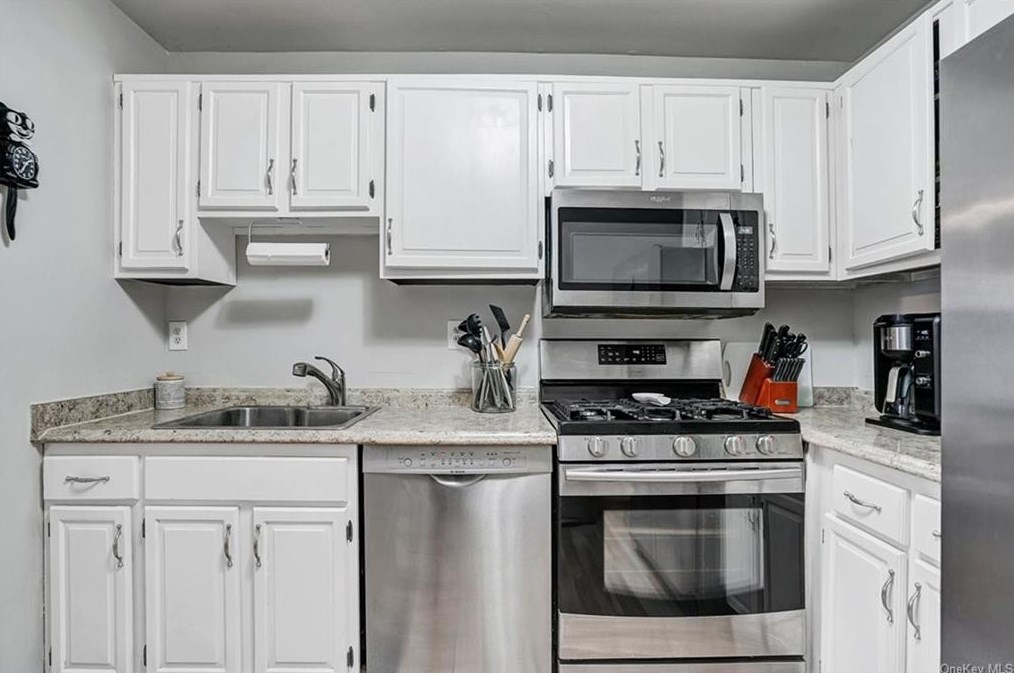 366 Country Club Ln, Mount Ivy, NY 10970