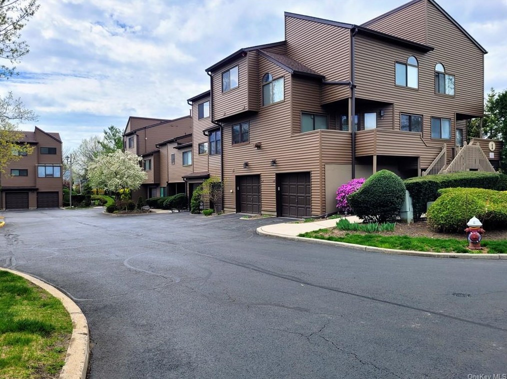 6 Tulip Ct, Nanuet, NY 10954-3802