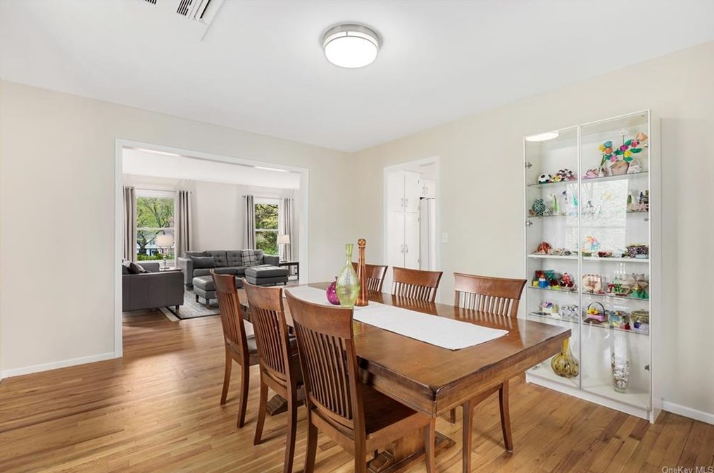 6 Cornwall Ct, Katonah NY  10536-2501 exterior