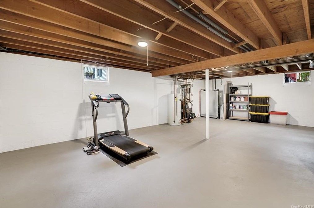 6 Cornwall Ct, Katonah NY  10536-2501 exterior