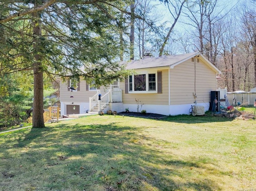 34 Shaker Ln, Hyde Park, NY 12538