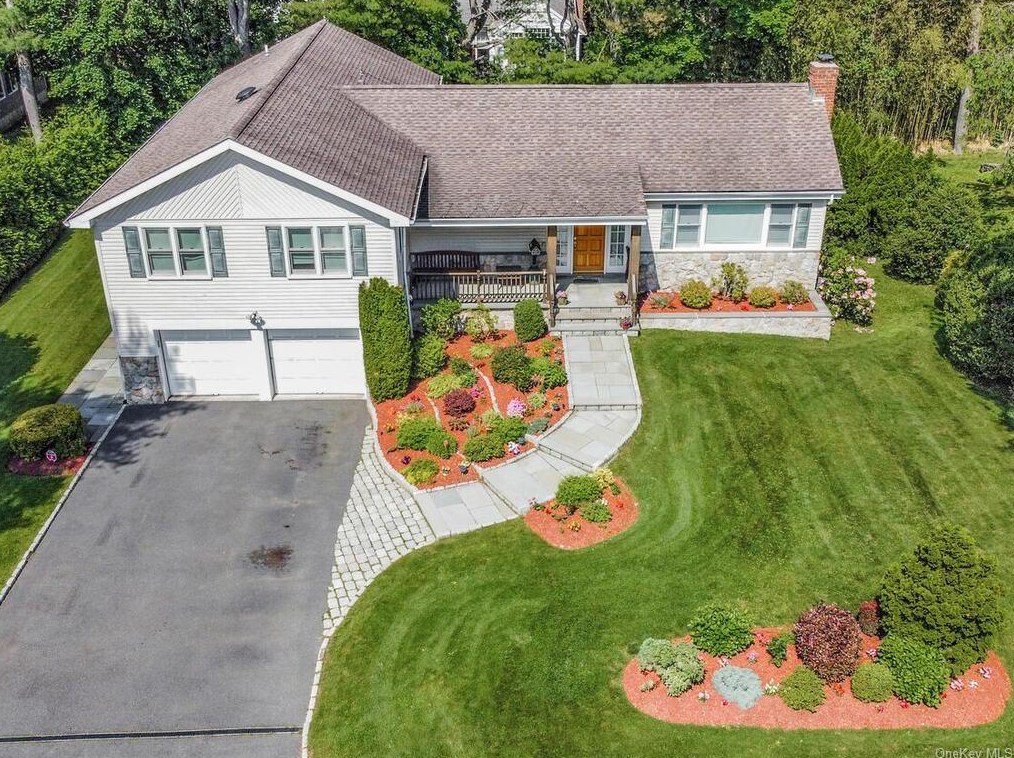 10 Mohegan Ln, Rye Brook, NY 10573