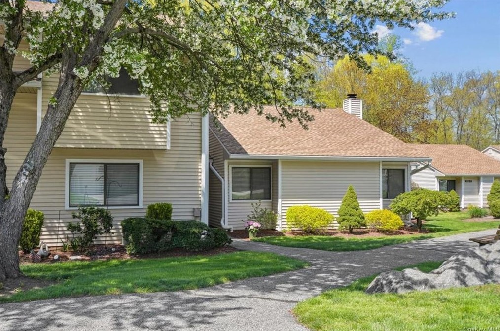 94 Molly Pitcher Ln #g, Yorktown Hgts, NY 10598