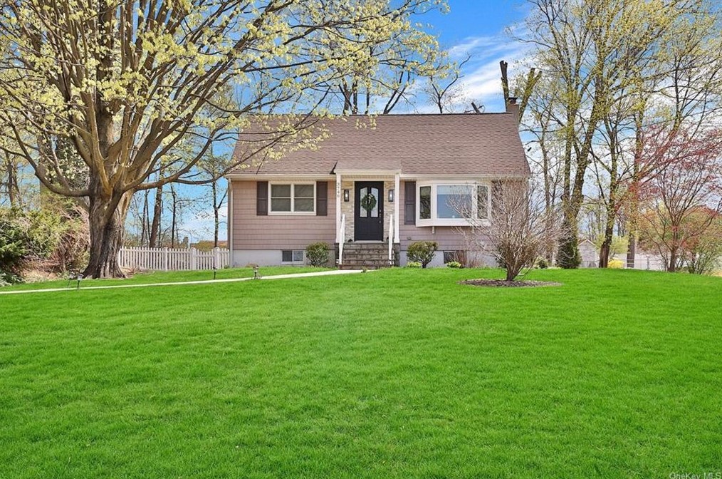 3746 Valleyview St, Mohegan Lake, NY 10547