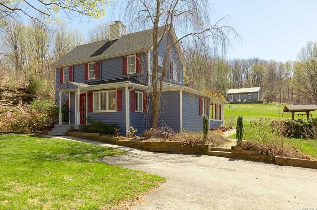 379 Candlestick Hill Rd, Newburgh, NY 12550-1002