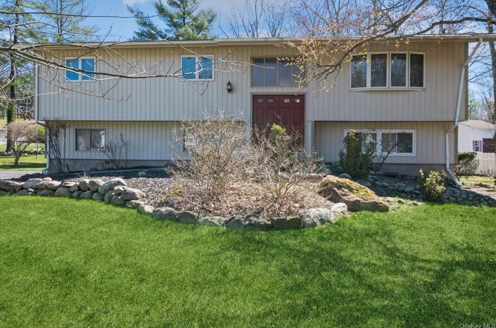 4 Renfrew Rd, Chestnut Ridge, NY 10977