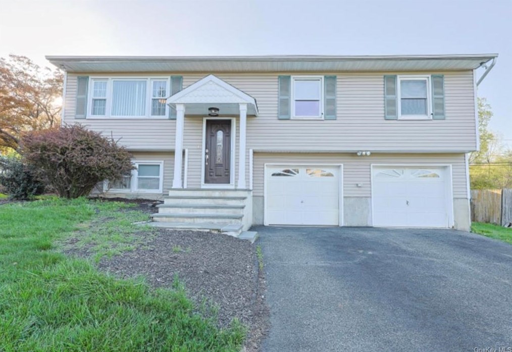 1 Pearsall Dr, Monroe, NY 10950