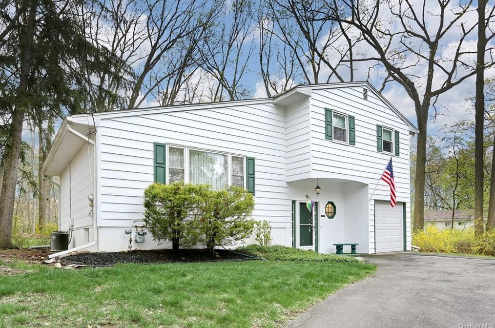 18 Fleetwood Ave, Chestnut Ridge, NY 10977