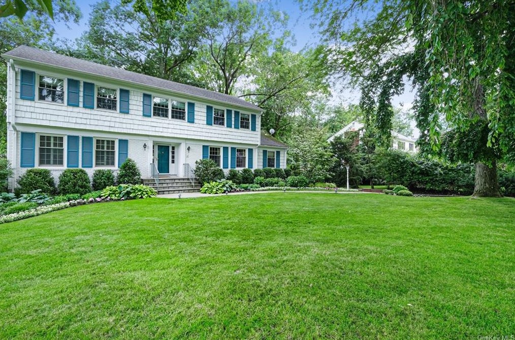 8 Seneca Rd, Scarsdale, NY 10583