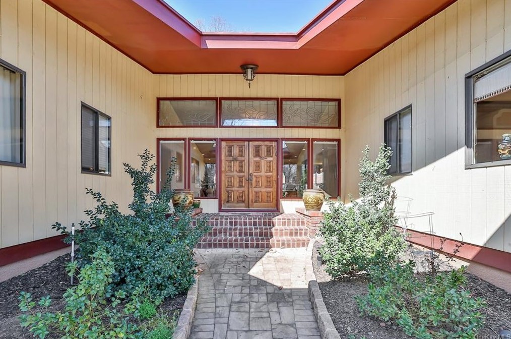 1 Pecan Valley Dr, New City, NY 10956