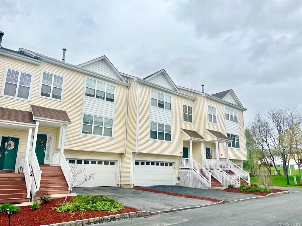 84 Woodlake Dr, Middletown, NY 10940