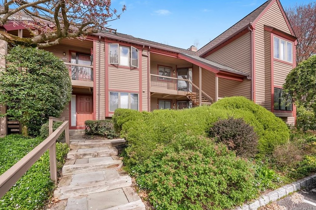 302 Eagle Bay Dr, Crotonville, NY 10562