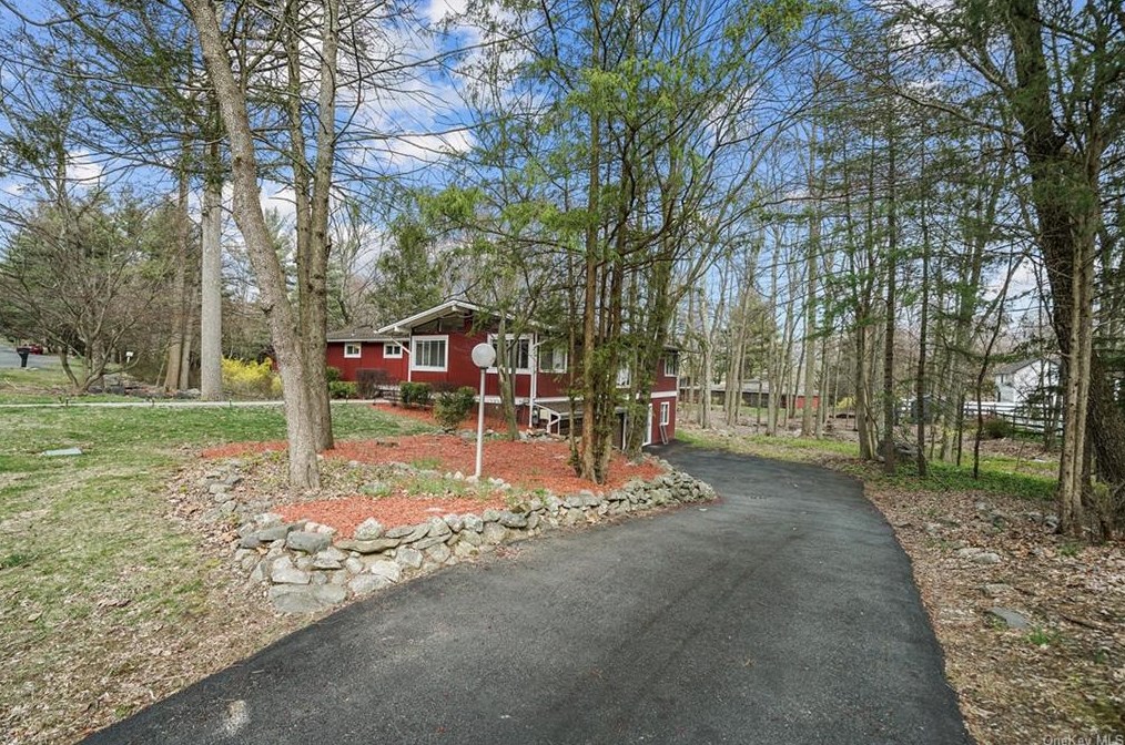 4 Tamarack Ln, Mount Ivy, NY 10970