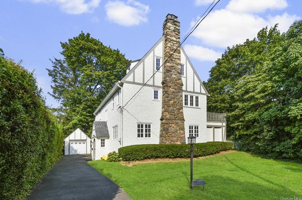 23 Lyons Pl, Larchmont, NY 10538