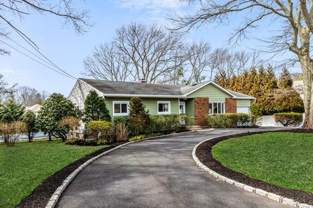 21 Northfield Dr, Hauppauge, NY 11779-1821