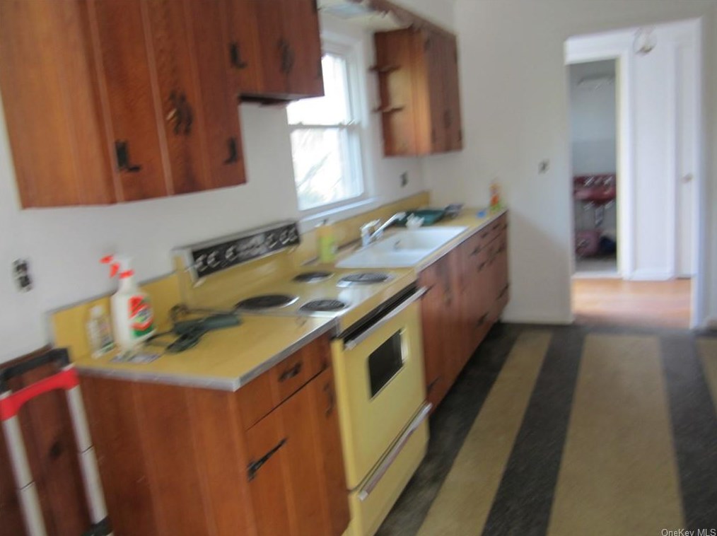 124 E Stevens Ave, Valhalla, NY 10595