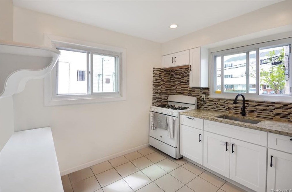 64 Elissa Ln, Yonkers NY  10710-1804 exterior