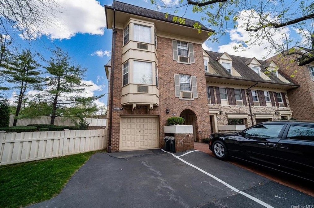 1338 Robin Ln, Flushing, NY 11360-1138